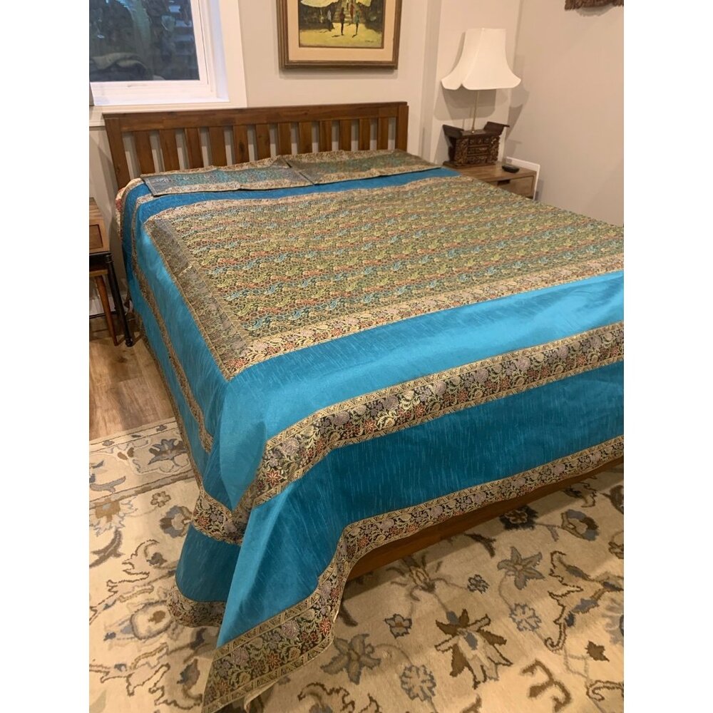 New Queen Bedspread w 2 Standard Shams Silk with gold and thread weaving